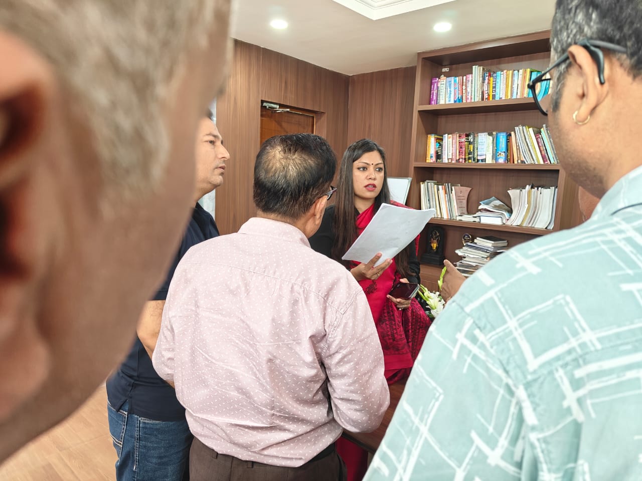 Century Apartments Noida AOA विवाद में DM से मिलते निवासी