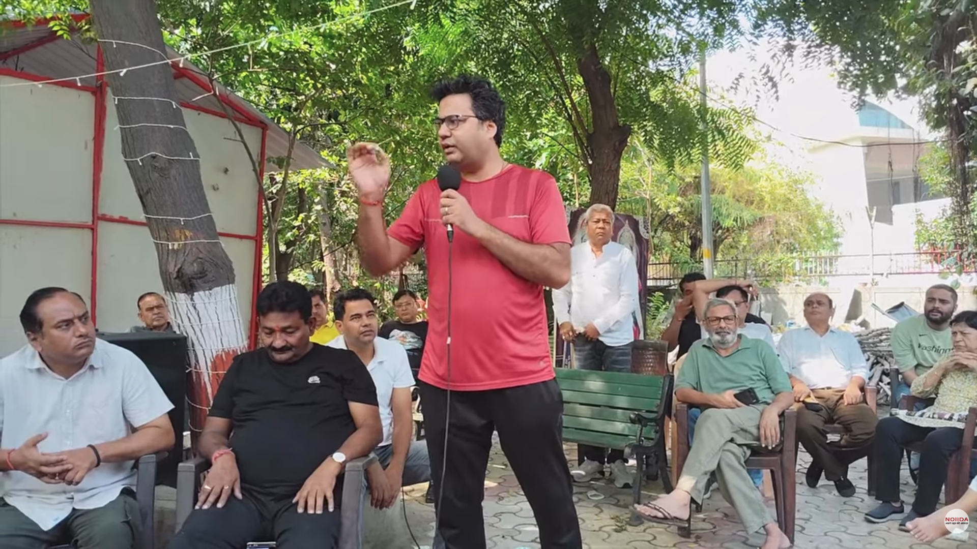 Sector 100 Century Apartments AOA विवाद में मीटिंग के दौरान निवासियों की चर्चा