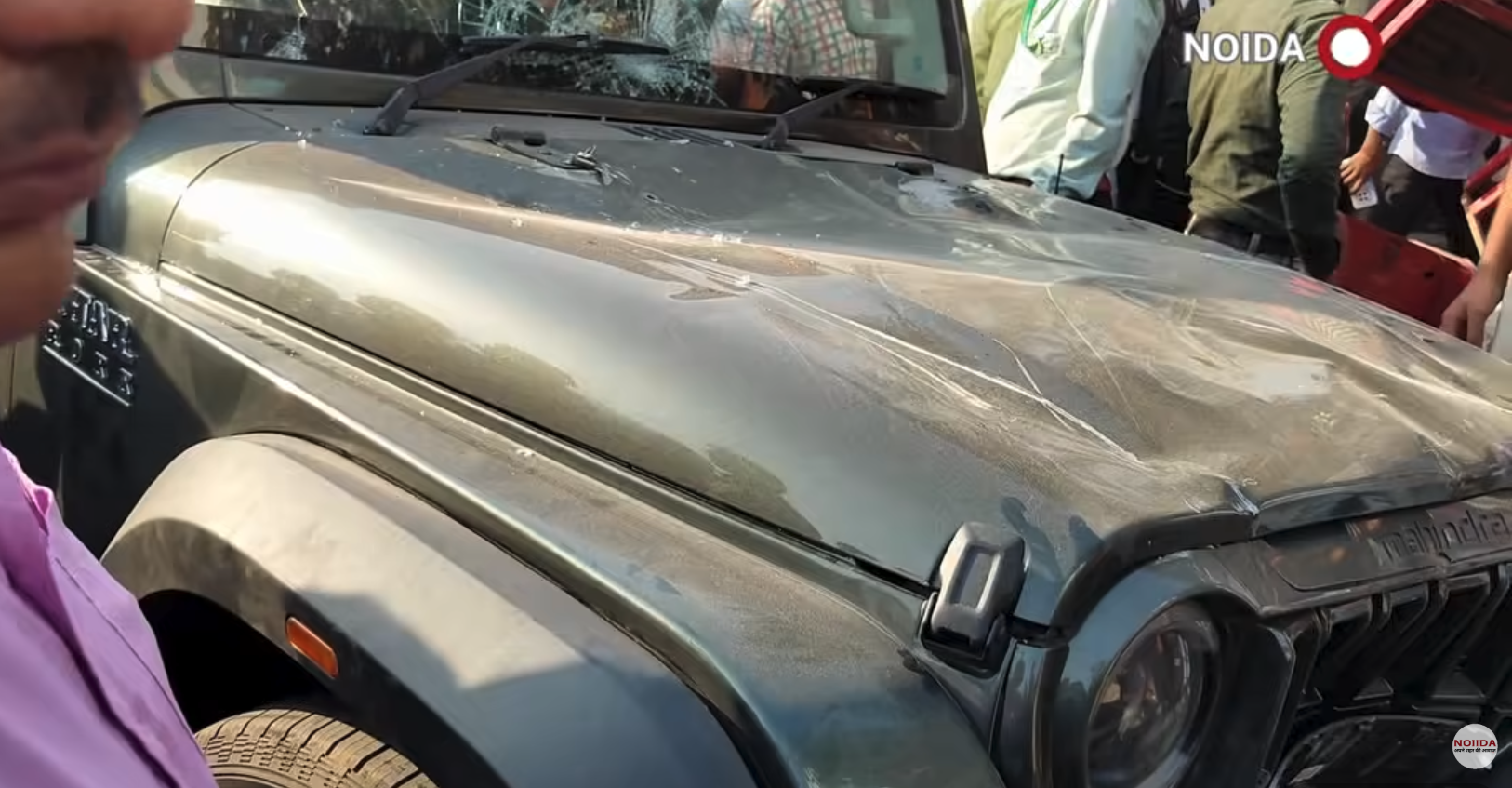 Sector 49 Noida accident में क्षतिग्रस्त थार वाहन और ई-रिक्शा