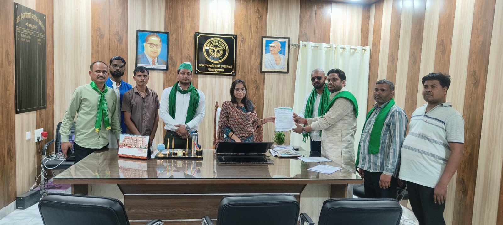 गौतम बुद्ध नगर UGC कानून विरोध में किसानों का ज्ञापन सौंपते हुए