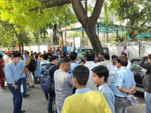 नोएडा उत्तराखंड पब्लिक स्कूल: अभिभावकों का हंगामा, लिखित आश्वासन के बाद मिली राहत