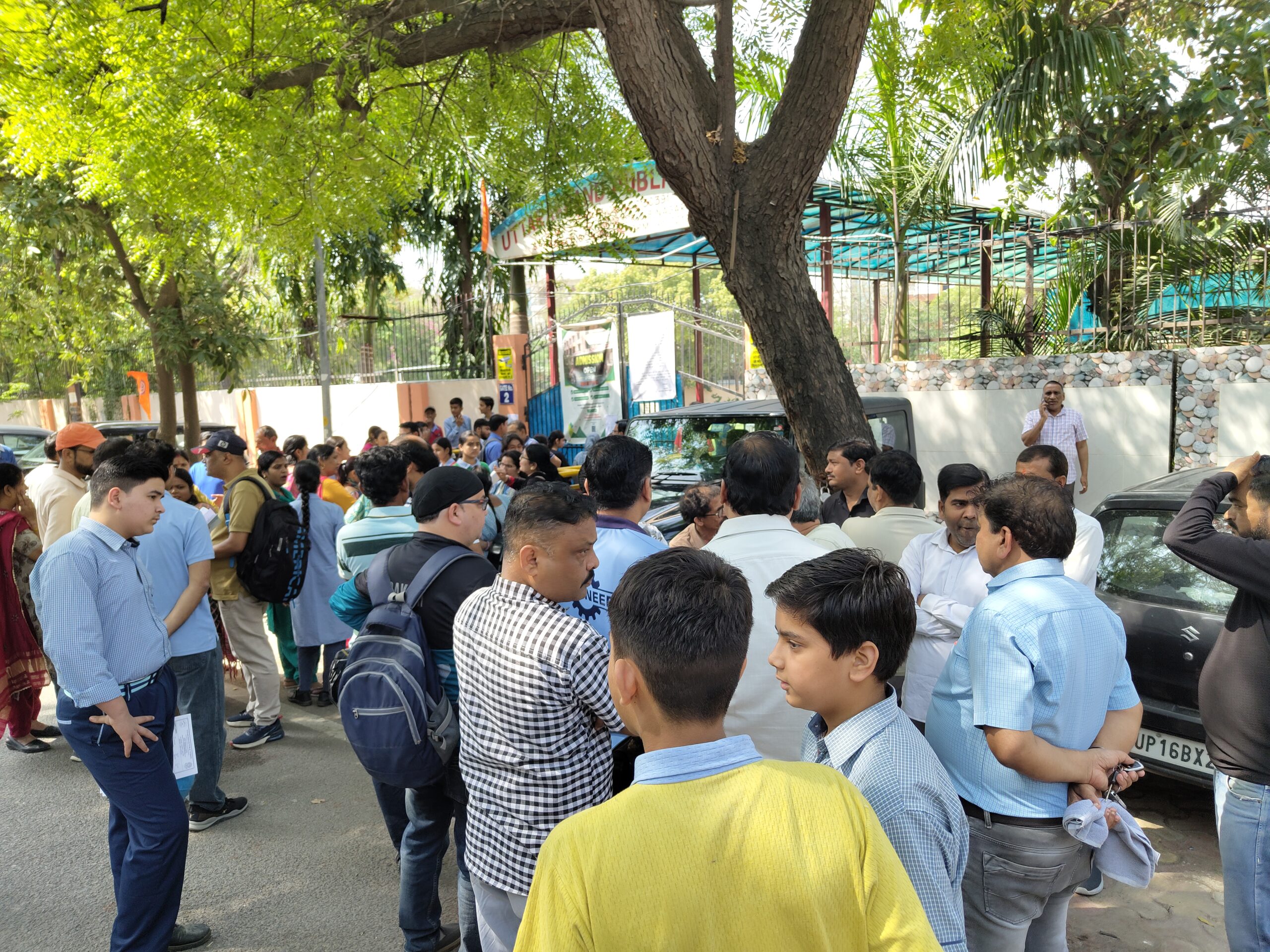 नोएडा उत्तराखंड पब्लिक स्कूल के बाहर अभिभावकों का प्रदर्शन