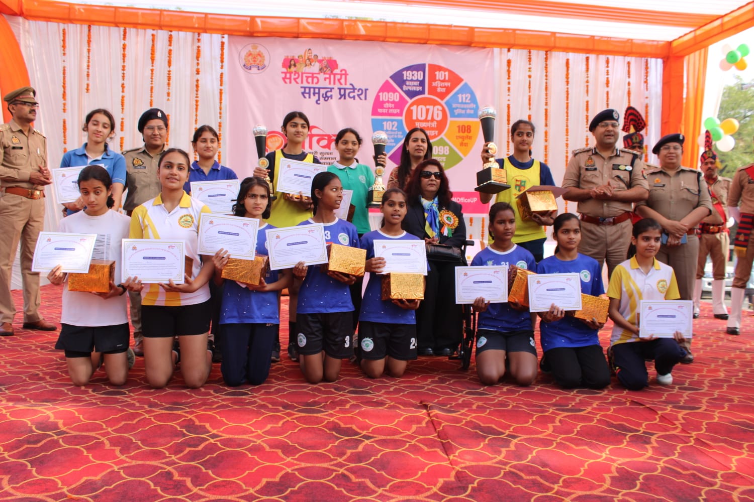 नोएडा रन फॉर एम्पावरमेंट कार्यक्रम में भाग लेती छात्राएं