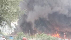 गाजियाबाद आग: झुग्गी बस्ती में आग का तांडव, लोगों में मचा हड़कंप