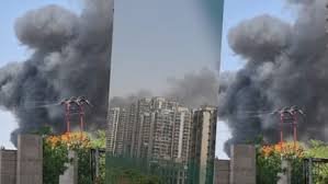 गाजियाबाद आग में क्रॉसिंग रिपब्लिक की दुकानों में लगी भीषण आग और धुआं