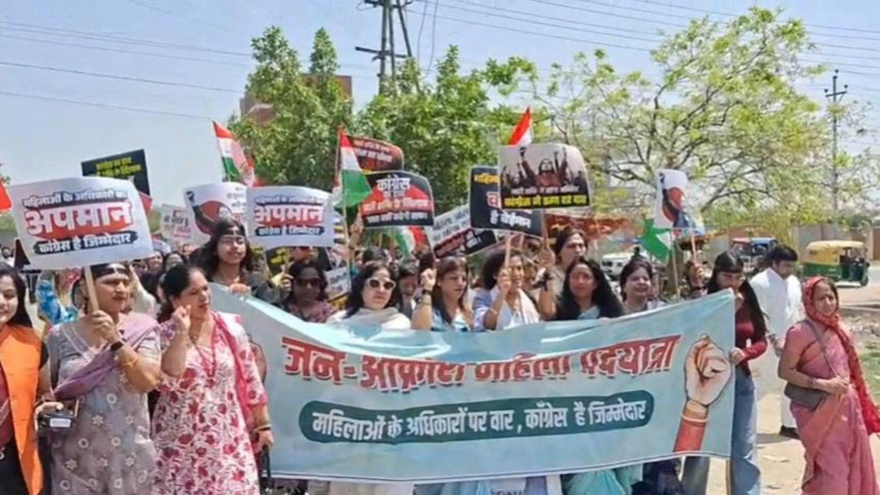 ग्रेटर नोएडा महिला पदयात्रा में सैकड़ों महिलाओं का नारी अधिकारों के लिए प्रदर्शन
