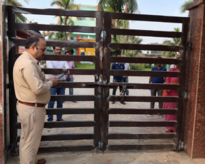 ग्रेटर नोएडा स्कूल विवाद: प्राइवेट स्कूल पर ताला, 600 बच्चों का भविष्य संकट में