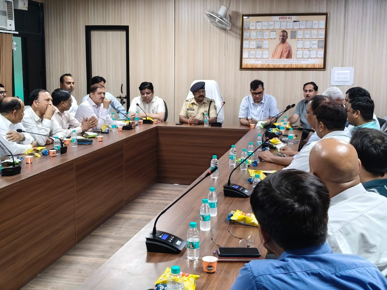 नोएडा औद्योगिक तनाव के बीच फैक्ट्रियों में श्रमिक और उद्यमियों की बैठक