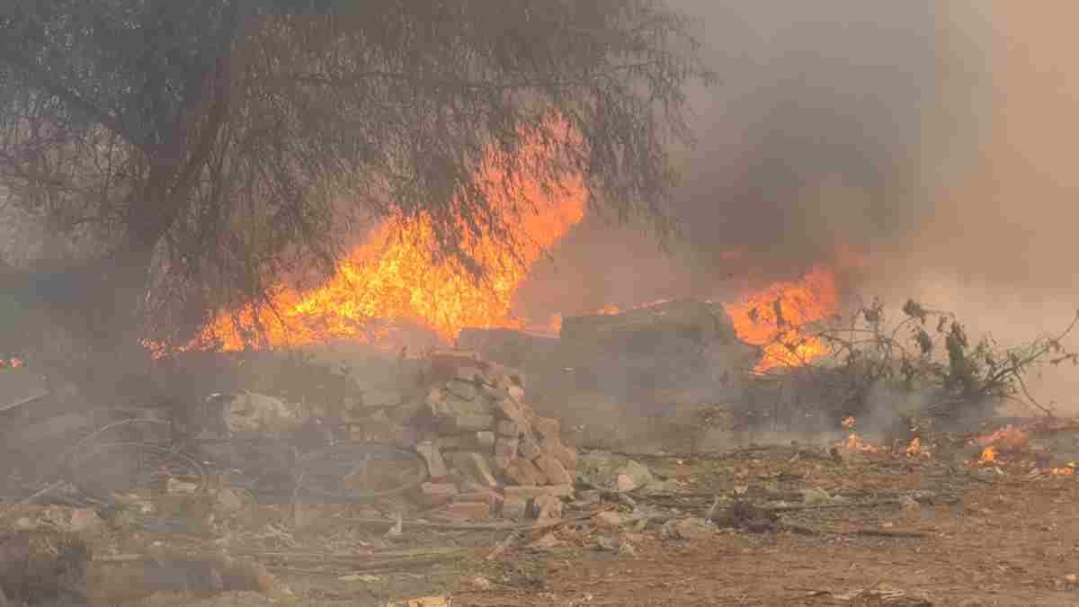 नोएडा डंपिंग ग्राउंड आग सेक्टर-145 में फैलता घना धुआं