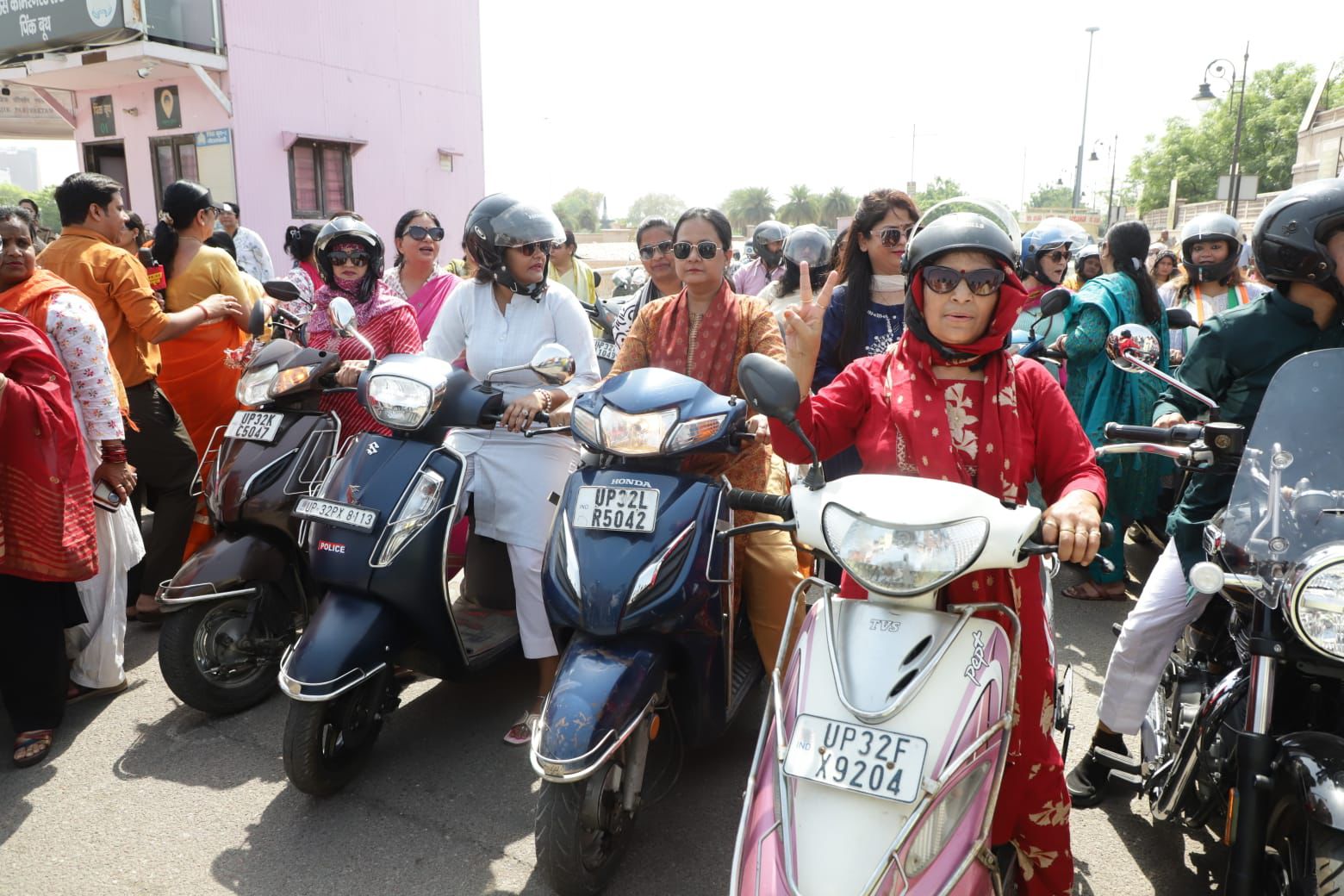 नोएडा बाइक रैली में नारी शक्ति वंदन अधिनियम के समर्थन में शामिल लोग