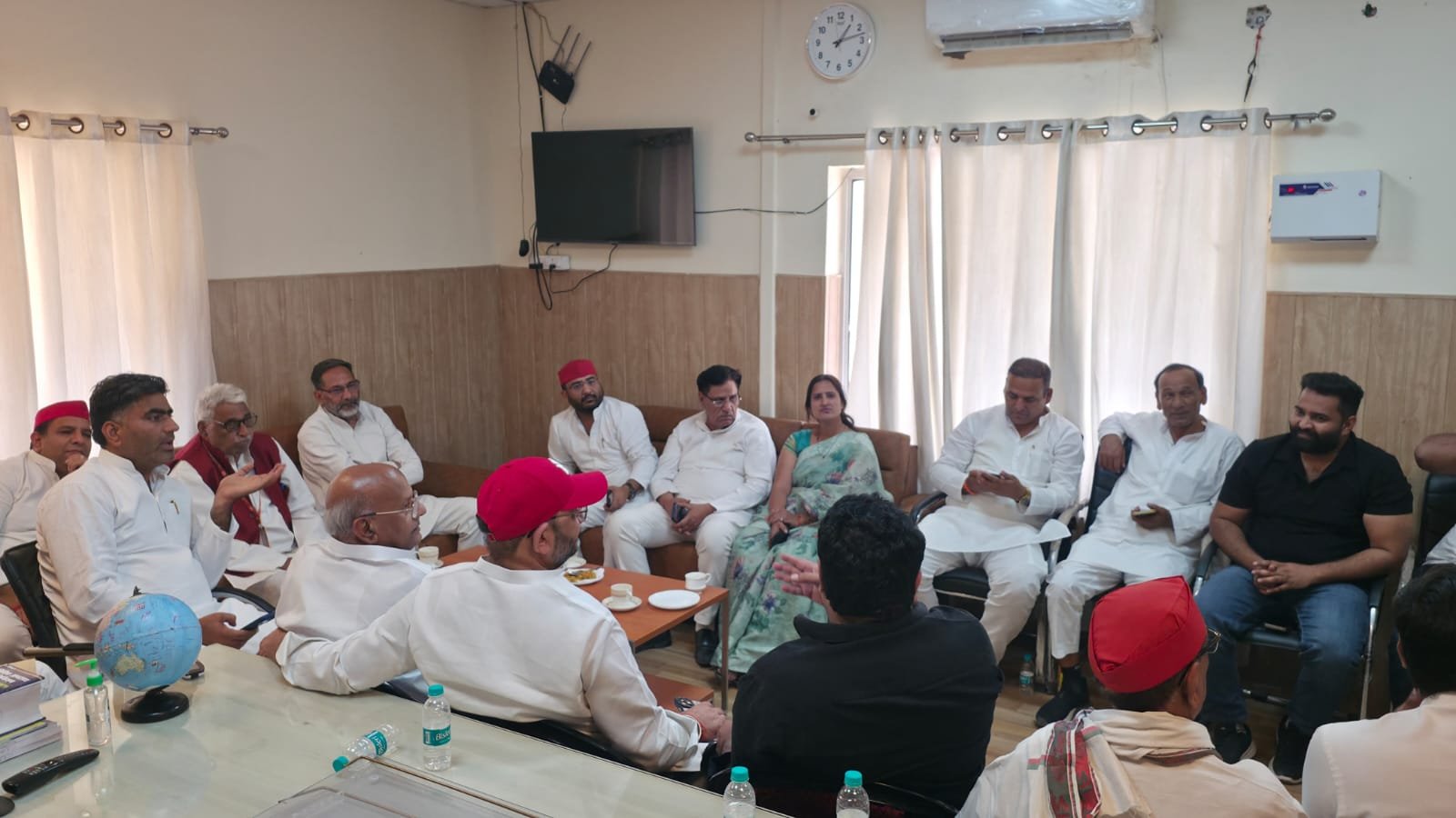 नोएडा मजदूर आंदोलन के दौरान सपा प्रतिनिधिमंडल और पुलिस की मौजूदगी का दृश्य