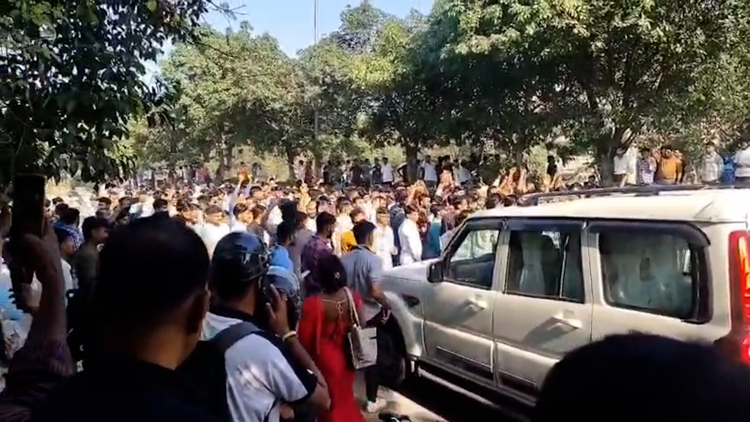 नोएडा मजदूर प्रदर्शन के दौरान सड़क जाम और प्रदर्शनकारी