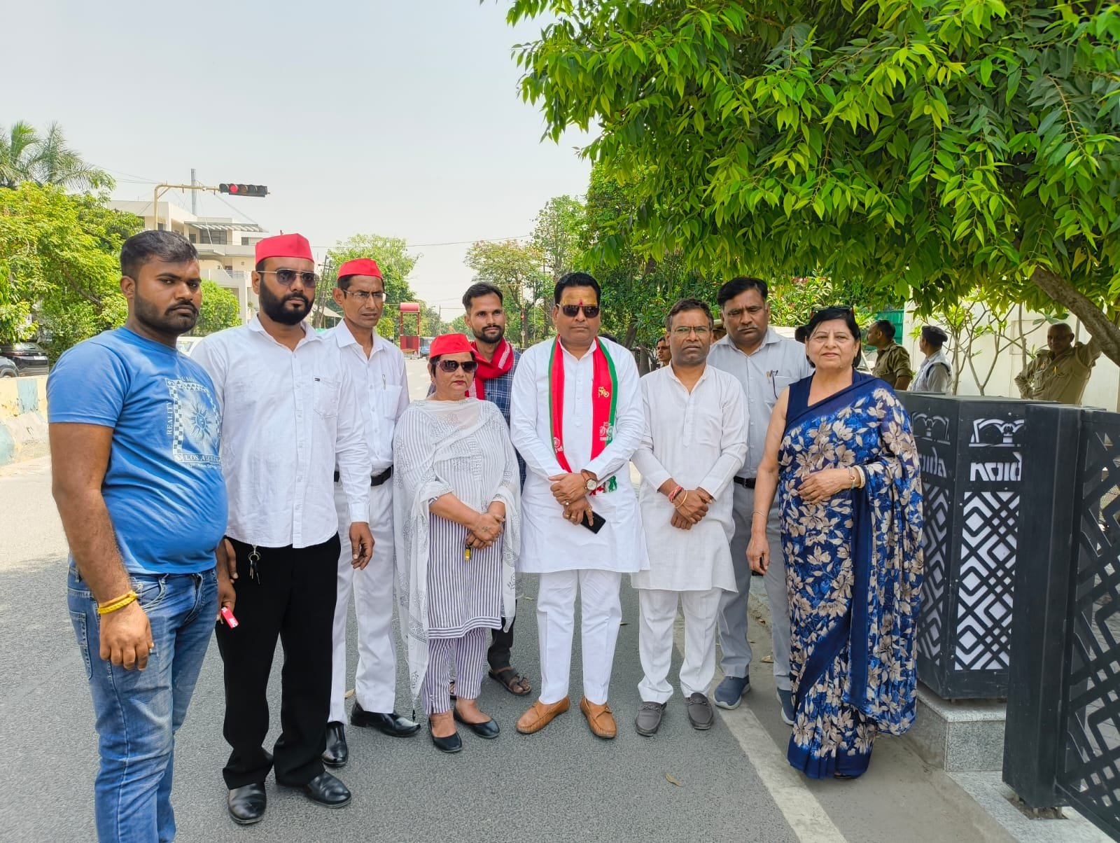 नोएडा विरोध सपा प्रदर्शन सुषमा खरकवाल बयान पर सेक्टर 27
