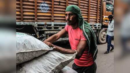 नोएडा वेज बोर्ड के फैसले के बाद श्रमिक प्रदर्शन और सरकार की कार्रवाई