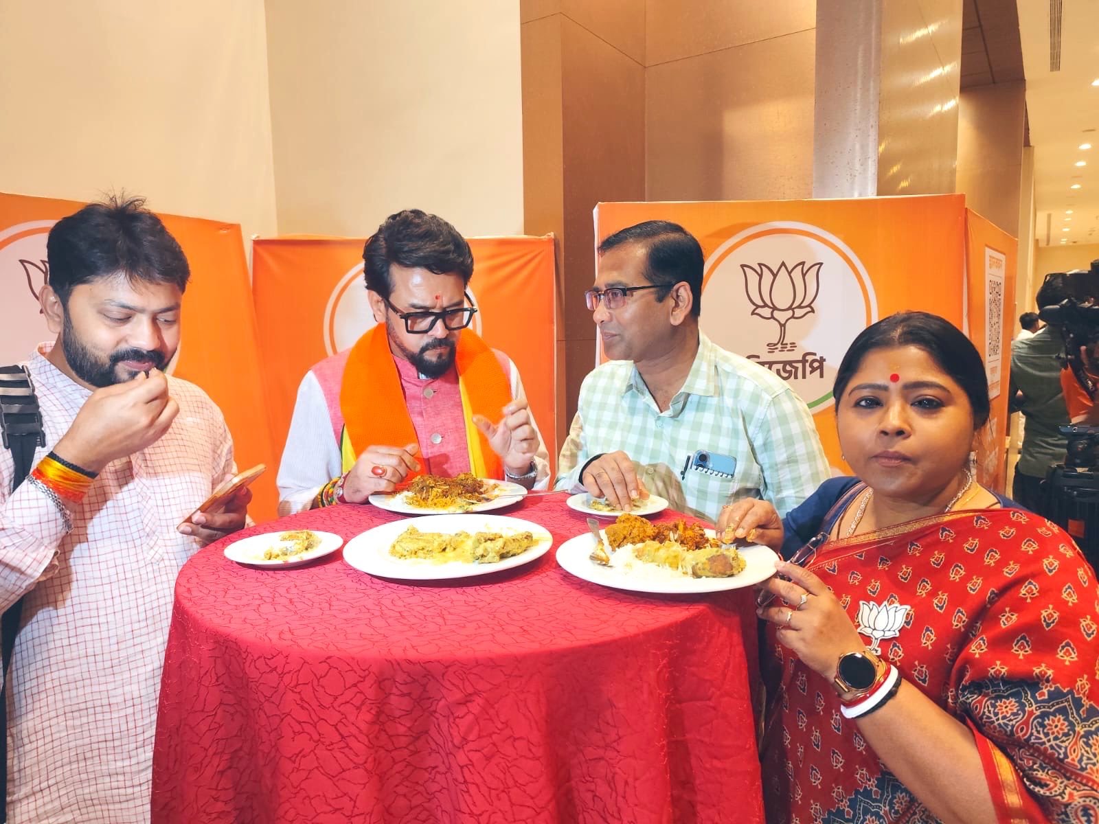 पश्चिम बंगाल मछली राजनीति में अनुराग ठाकुर माछ-भात खाते हुए और राजनीतिक विवाद
