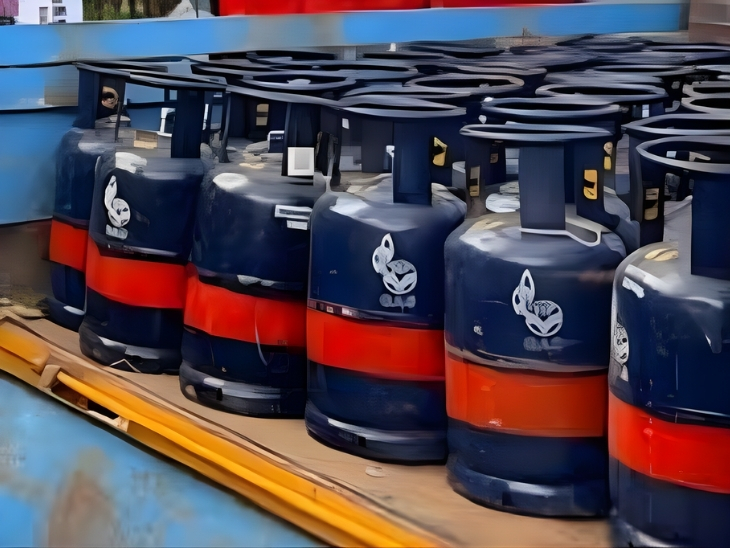 यूपी फ्री LPG योजना के तहत श्रमिक को गैस सिलेंडर देते हुए