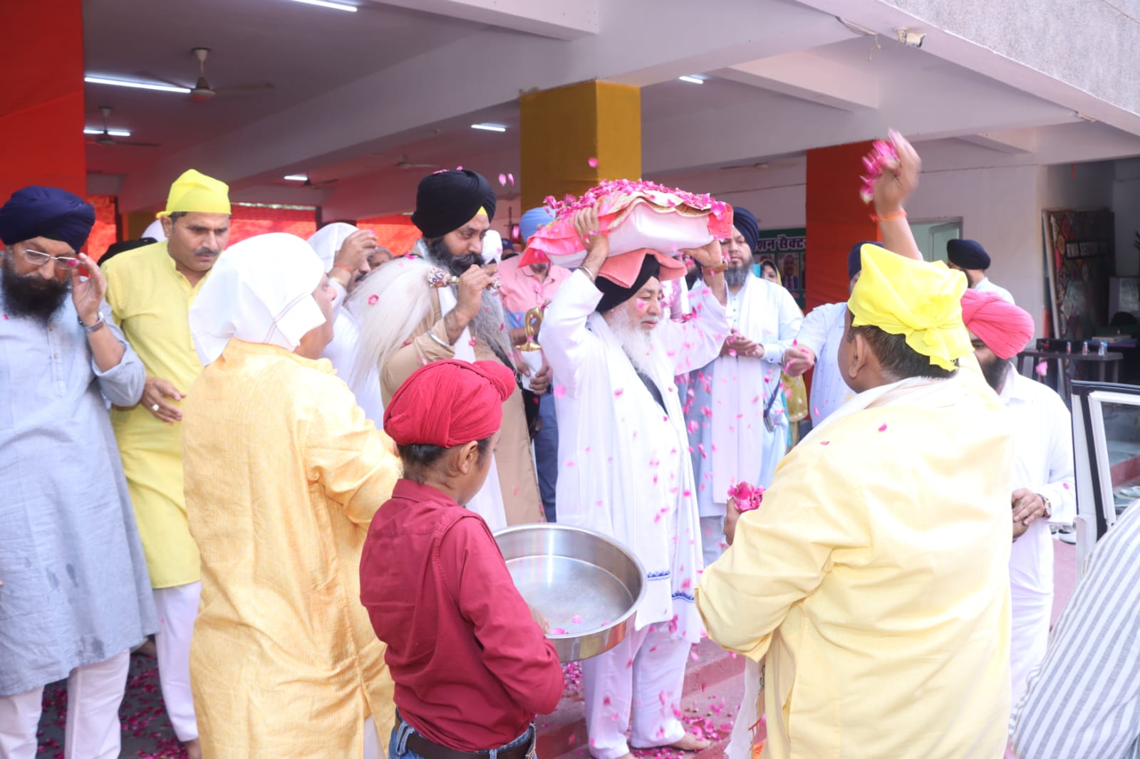 सेक्टर 105 बैसाखी उत्सव में गुरु ग्रंथ साहिब की शोभा यात्रा और श्रद्धालु