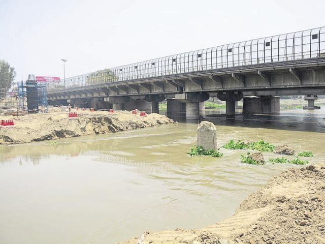 हिंडन एसटीपी के जरिए ग़ाज़ियाबाद में साफ पानी नदी में जाता हुआ