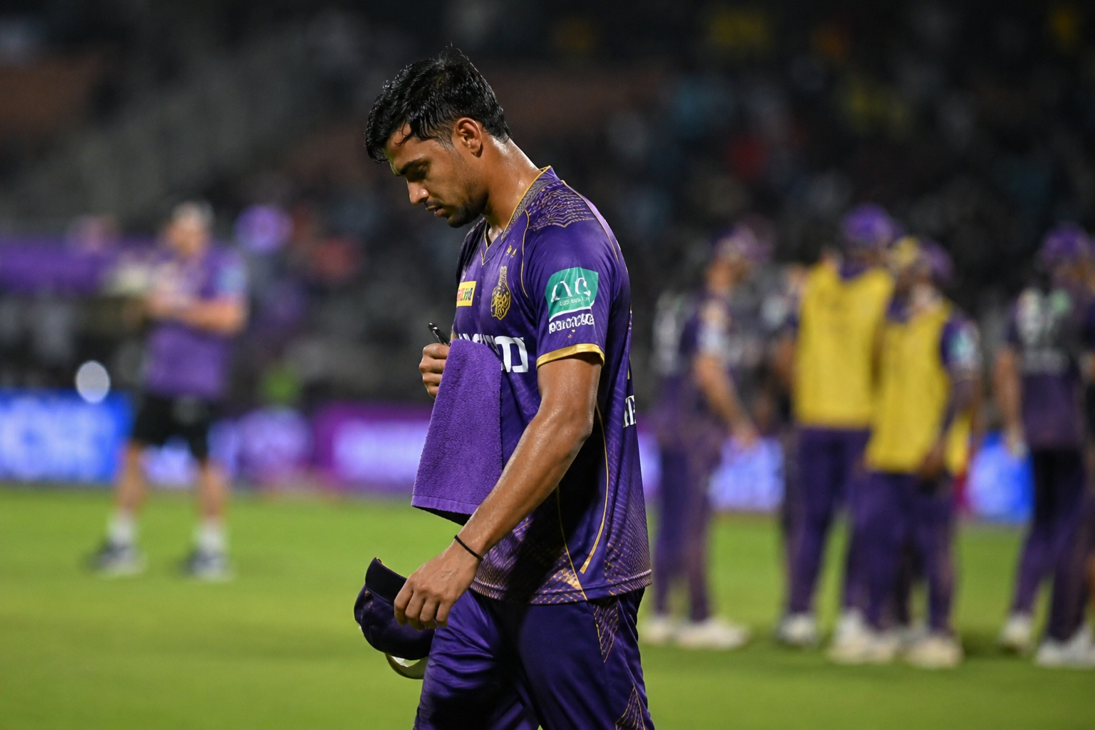KKR झटका के बाद चोटिल मथीशा पथिराना मैदान छोड़ते हुए