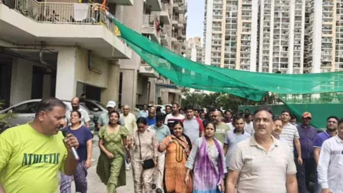 अजनारा होम्स सोसायटी में पानी की किल्लत से परेशान निवासी