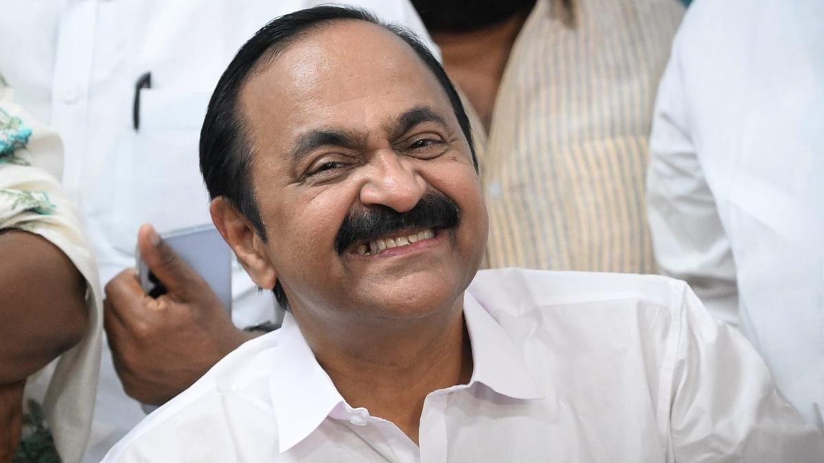 केरल सीएम घोषणा के बाद कांग्रेस और BJP के बीच राजनीतिक बयानबाजी