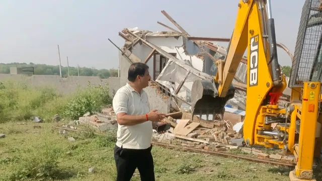 ग्रेटर नोएडा अवैध कॉलोनी पर बुलडोजर कार्रवाई, 40 करोड़ की जमीन अतिक्रमण मुक्त