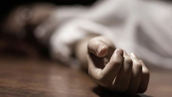 दिल्ली NEET तनाव के बीच आजादपुर इलाके में छात्रा की मौत के बाद जांच करती पुलिस