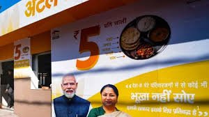 दिल्ली ORS वितरण अभियान के तहत अटल कैंटीन में बांटे जा रहे ORS पैकेट