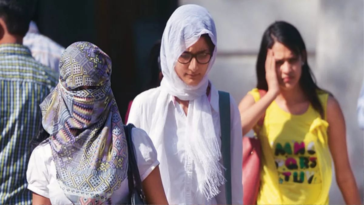 दिल्ली गर्मी अलर्ट के बीच तेज धूप और गर्मी से परेशान लोग