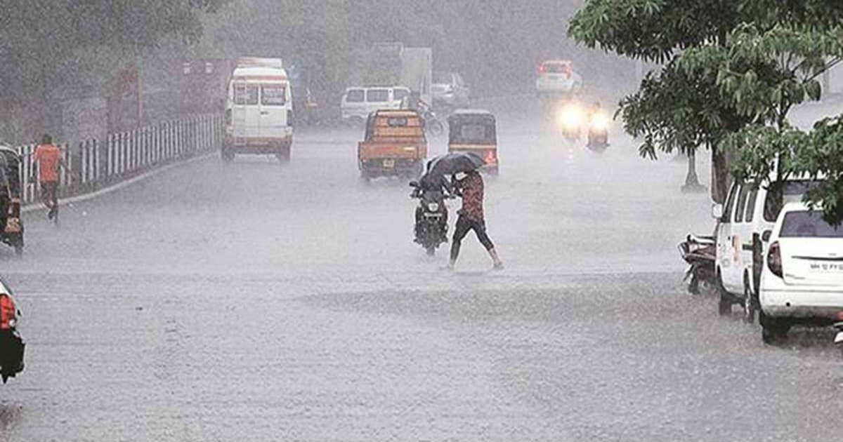 दिल्ली बारिश के दौरान तेज तूफान और बारिश का दृश्य