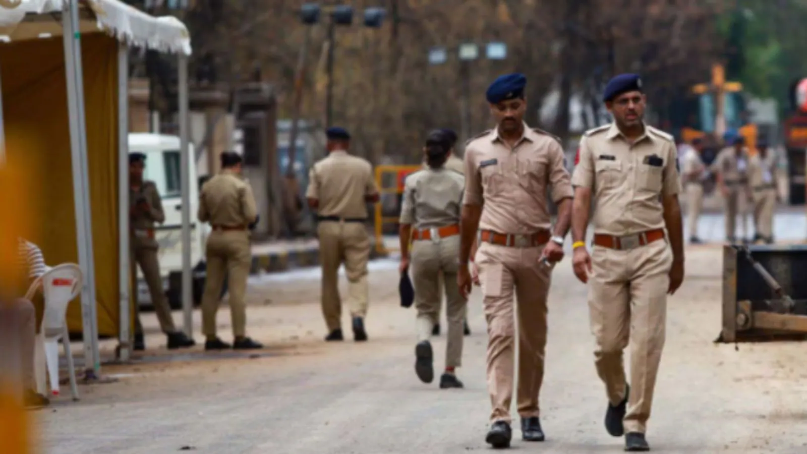 दिल्ली सड़क हादसा के बाद मौके पर पहुंची पुलिस और क्षतिग्रस्त वाहन