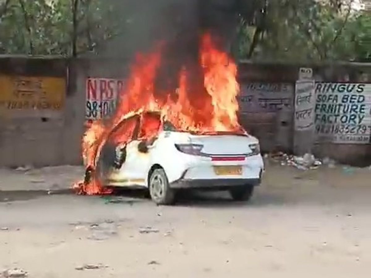 नोएडा कार आग में जलती हुई इलेक्ट्रिक कार का दृश्य