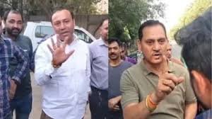 नोएडा कूड़ा विवाद के खिलाफ सेक्टर-93 सुपर एमआईजी में प्रदर्शन करते निवासी