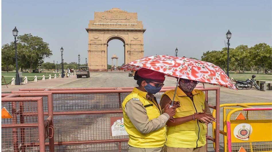 नोएडा गर्मी के बीच तेज धूप और बढ़ता तापमान का दृश्य