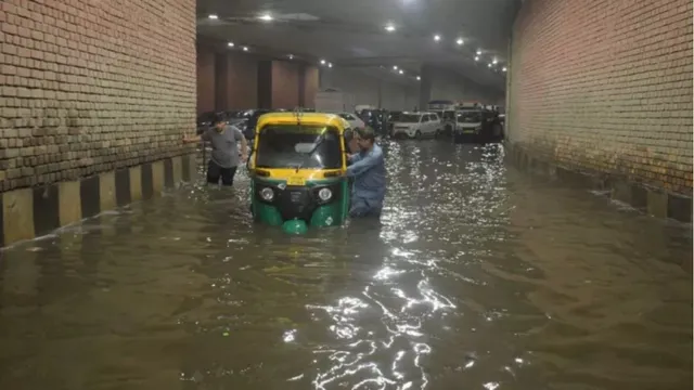 नोएडा ट्रैफिक अपडेट के बीच गौर चौक अंडरपास पर निर्माण कार्य