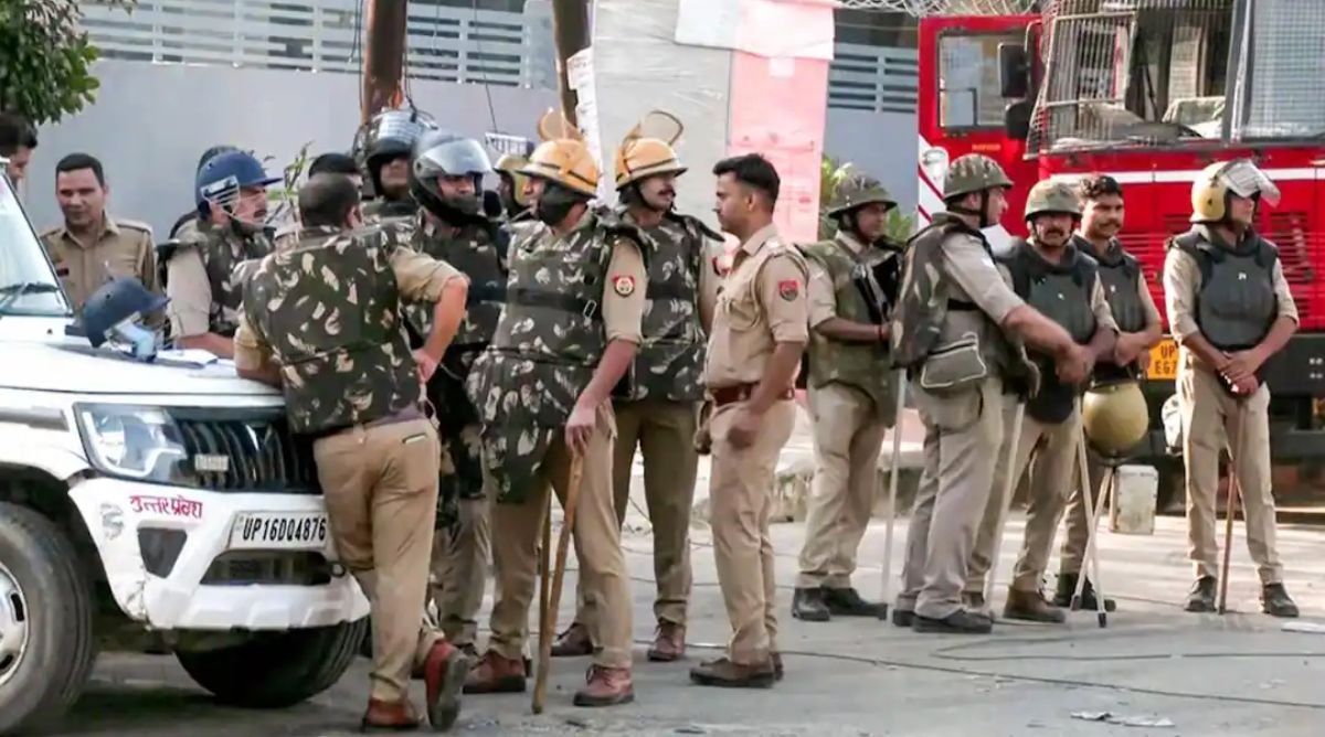 नोएडा धारा 163 लागू होने के बाद सुरक्षा व्यवस्था संभालती पुलिस