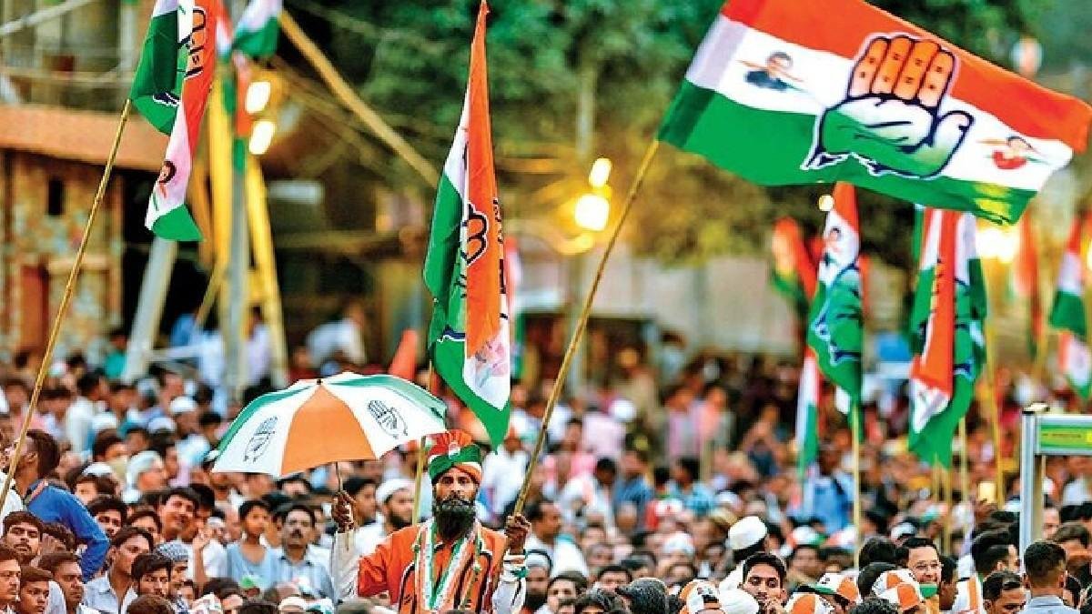 नोएडा पेट्रोल महंगाई के खिलाफ कांग्रेस कार्यकर्ताओं का प्रदर्शन