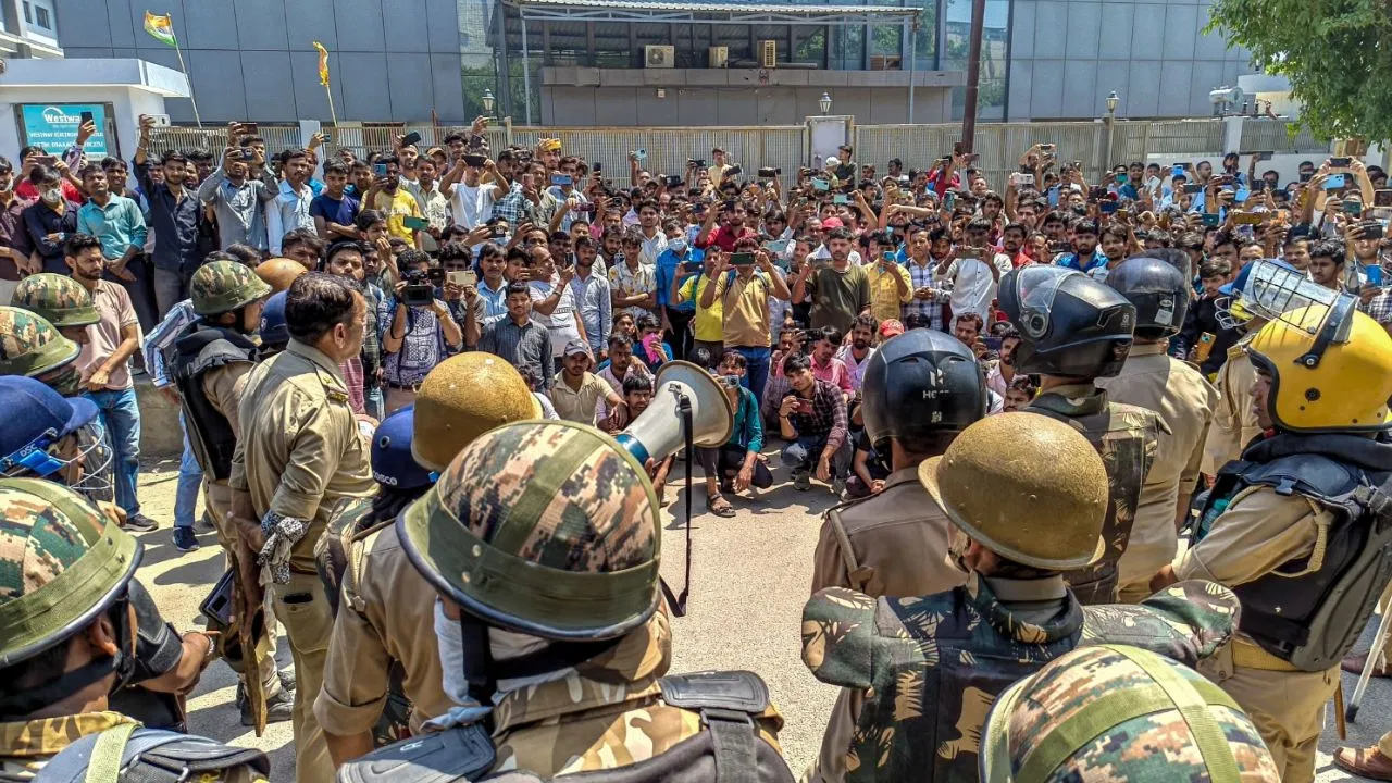 नोएडा मजदूर वेतन बढ़ोतरी का इंतजार करते फैक्ट्री कर्मचारी