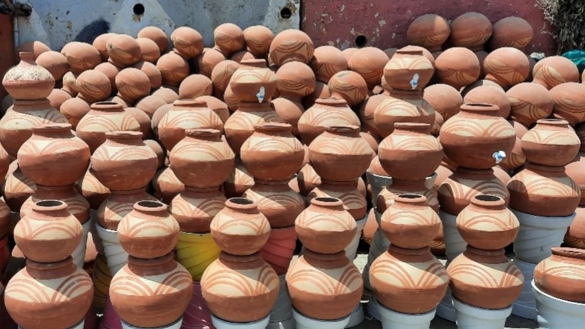 नोएडा मटका डिमांड बढ़ने के बीच सड़क किनारे मिट्टी के मटकों की दुकान