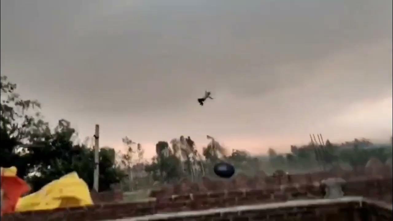 बरेली आंधी वीडियो में तेज तूफान के दौरान टीनशेड उड़ने का दृश्य