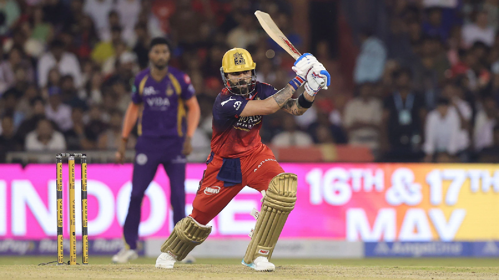 विराट कोहली IPL शतक लगाते हुए KKR के खिलाफ जश्न मनाते हुए