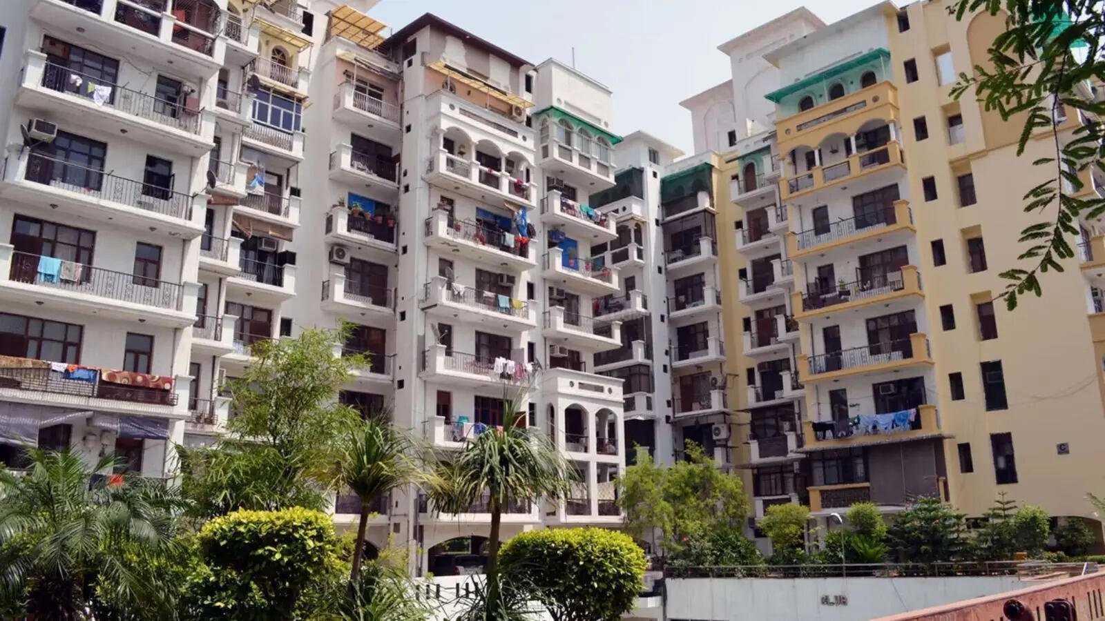 आम्रपाली सिलिकॉन सिटी में जर्जर टावर और गिरता प्लास्टर