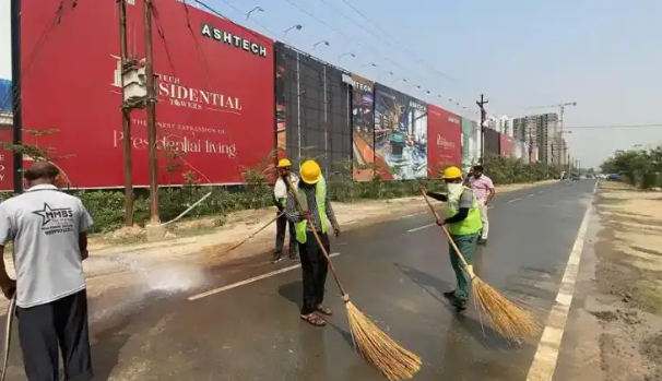 ग्रेटर नोएडा धूलमुक्त अभियान के तहत सड़कों पर विशेष सफाई अभियान