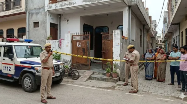 ग्रेटर नोएडा हत्या कांड में दादरी क्षेत्र में पुलिस जांच करती हुई