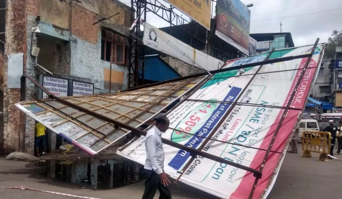 ग्रेटर नोएडा होर्डिंग खतरा के दौरान मकान पर गिरा अवैध विज्ञापन बोर्ड