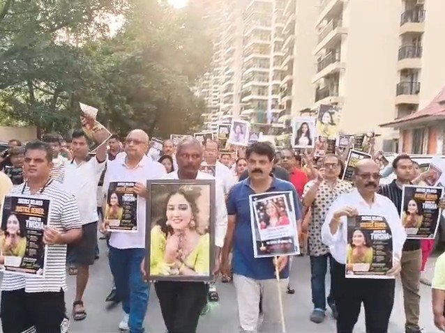 त्विषा न्याय मार्च में ग्रेटर नोएडा वेस्ट के निवासी हाथों में तस्वीर लेकर शामिल