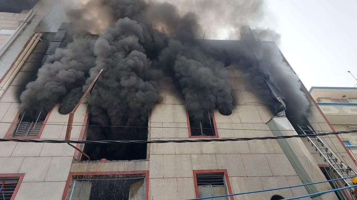 नरेला फैक्ट्री आग के दौरान प्लास्टिक फैक्ट्री से उठता घना काला धुआं