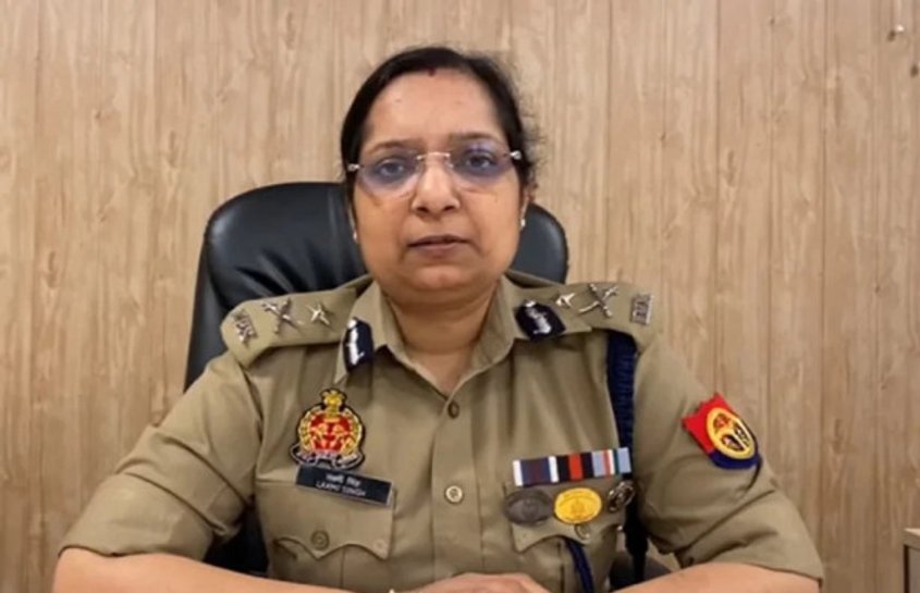 नोएडा ऑपरेशन अपराजेय के तहत विशेष आवश्यकता वाले बच्चों से संवाद करती पुलिस टीम
