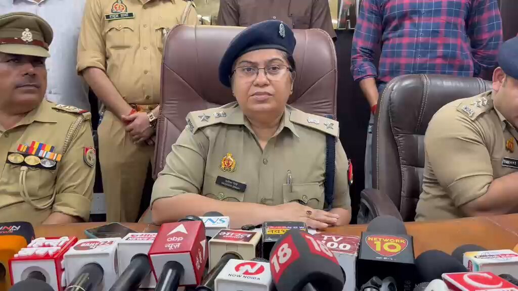 नोएडा गांजा तस्करी मामले में बरामद गांजा और साड़ियों के साथ पुलिस कार्रवाई