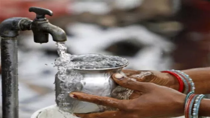 नोएडा जल संकट के बीच सेक्टर-122 में पानी की कमी से परेशान निवासी
